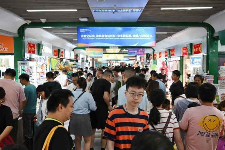國慶長假期間，“世界超市”摩肩接踵。共享聯(lián)盟·義烏 吳峰宇 攝