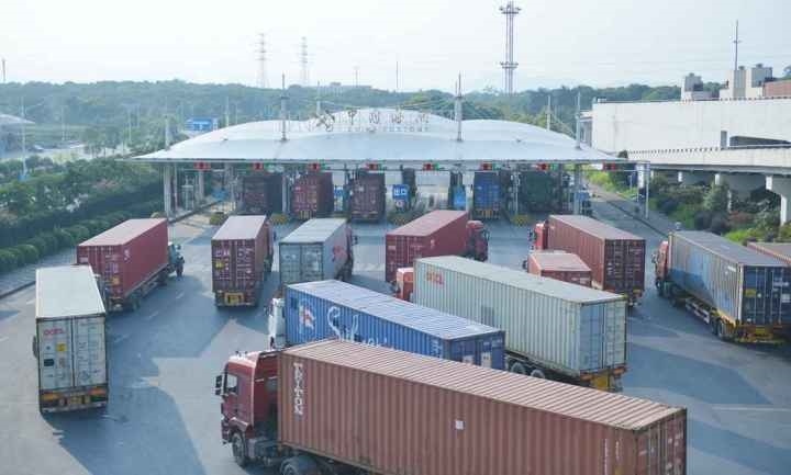 義烏海關(guān)排隊等待出關(guān)的車輛。共享聯(lián)盟·義烏 吳峰宇 攝