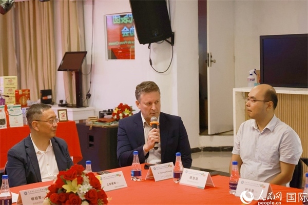 巴西中國(guó)友好協(xié)會(huì)主席恩里克·諾布雷加（中）在座談會(huì)中發(fā)言。人民網(wǎng)記者 陳海琪攝