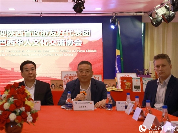 巴西華人文化交流協(xié)會(huì)主席上官建峰（中）在座談會(huì)上發(fā)言。人民網(wǎng)記者 陳海琪攝