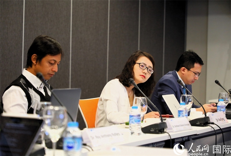 學(xué)者們專注聆聽會議內(nèi)容。人民網(wǎng)記者 白元琪攝