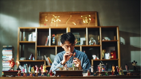 郎佳子彧通過短視頻直播，讓更多人關(guān)注并喜歡捏面人。受訪者供圖