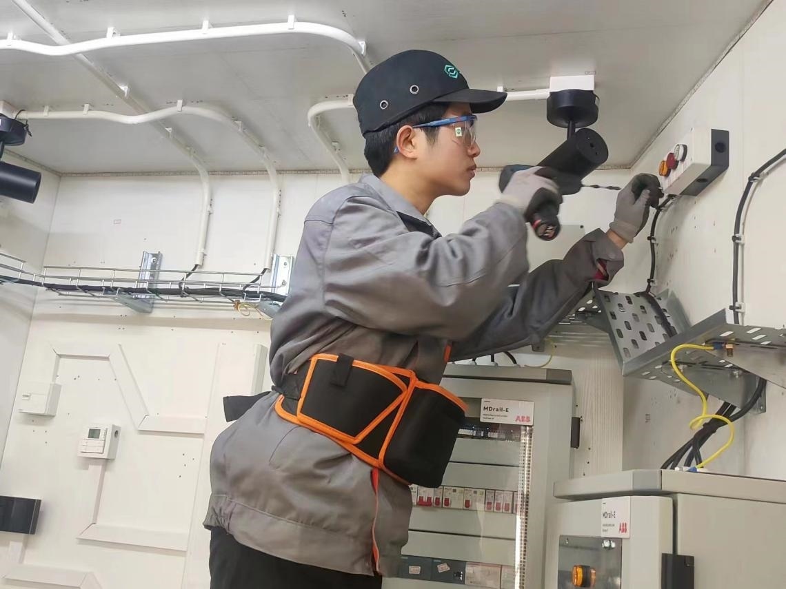 張強在安裝指示燈盒實訓中。高磊磊 攝