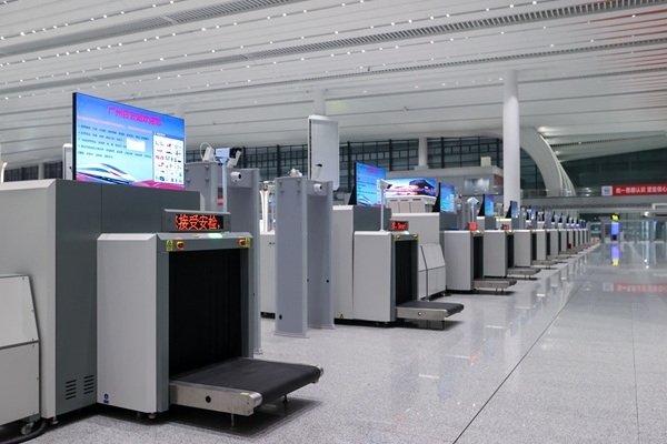進站大廳整齊擺放的安檢儀。