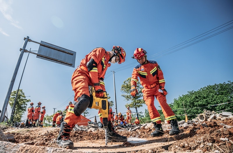 周彩琪和隊友在救援現(xiàn)場。受訪者供圖