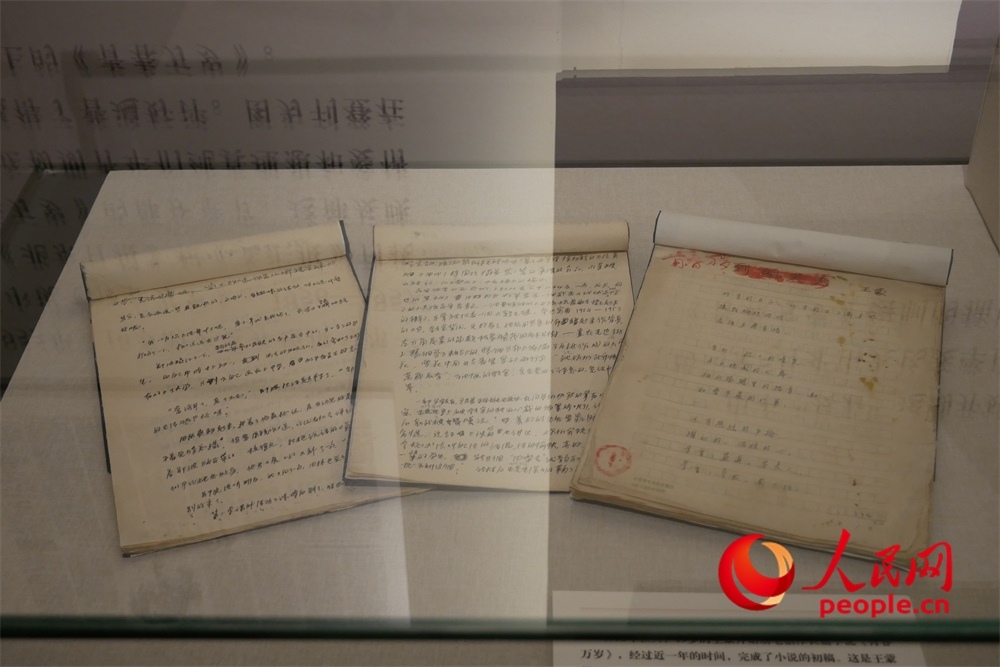 《青春萬歲》手稿。人民網(wǎng)記者 韋衍行攝