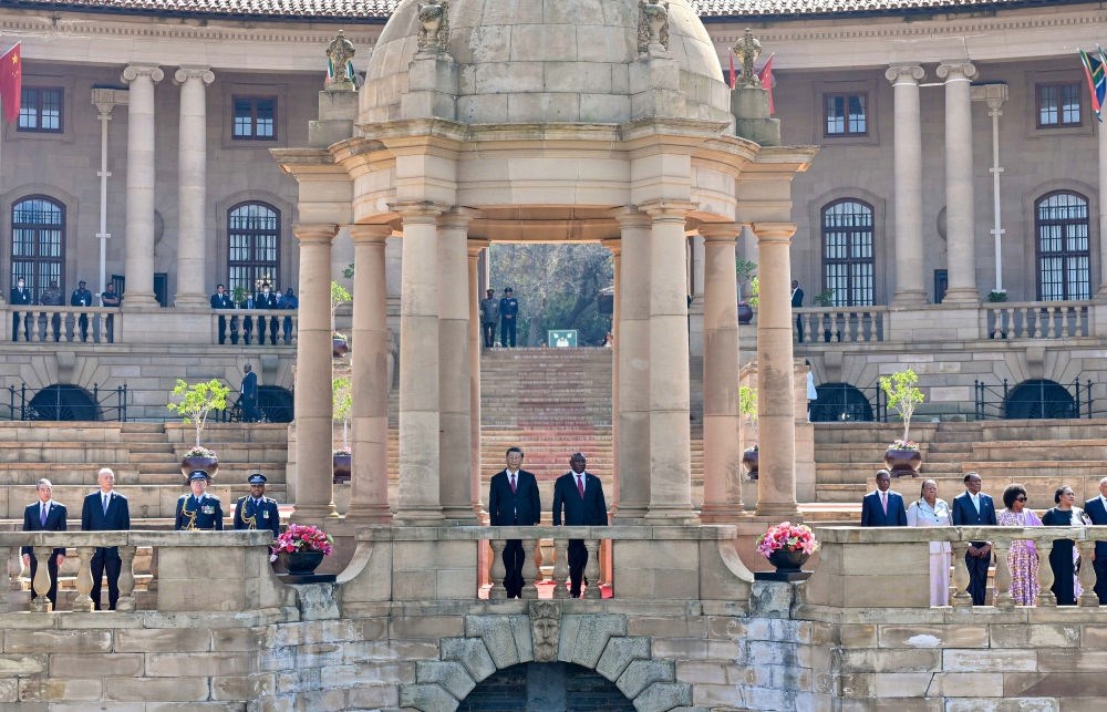 當(dāng)?shù)貢r(shí)間8月22日上午，正在南非進(jìn)行國(guó)事訪問(wèn)的國(guó)家主席習(xí)近平在比勒陀利亞總統(tǒng)府同南非總統(tǒng)拉馬福薩會(huì)談。會(huì)談前，拉馬福薩在總統(tǒng)府廣場(chǎng)為習(xí)近平舉行歡迎儀式。新華社記者 殷博古 攝