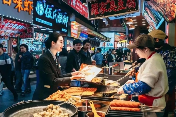 當(dāng)?shù)劂y行工作人員向個體經(jīng)營者介紹金融服務(wù)。受訪者供圖