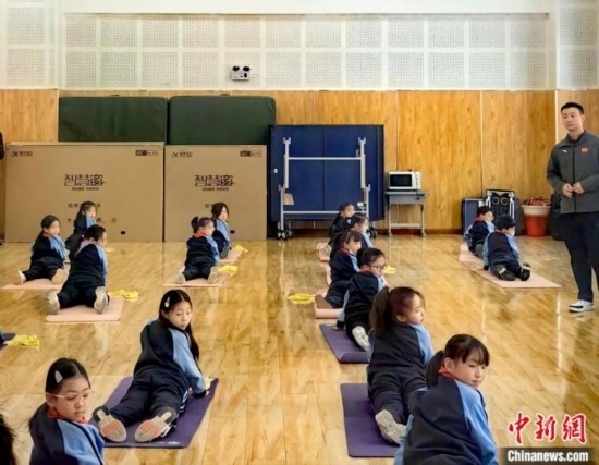 逸陽文思學(xué)校學(xué)生正在進(jìn)行運動恢復(fù)矯正訓(xùn)練。<a target='_blank' href='/' ><p align=