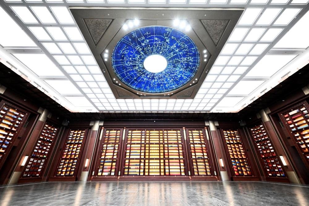 △中國國家版本館中央總館“文瀚閣”內(nèi)景。星空穹頂上是一幅宋代石刻天文圖，傳遞著“文瀚閣”的寓意：中華文明如星空般浩瀚璀璨。