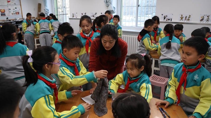 科學(xué)老師教同學(xué)制作消聲裝置。校方供圖