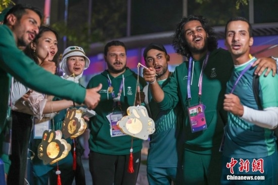 資料圖：9月29日，中國(guó)傳統(tǒng)節(jié)日中秋節(jié)，杭州亞運(yùn)會(huì)運(yùn)動(dòng)員村舉辦中秋主題活動(dòng)，中外運(yùn)動(dòng)員們歡聚一堂。圖為沙特阿拉伯運(yùn)動(dòng)員手持燈籠拍攝照片。<a target='_blank' href='/'><p align=
