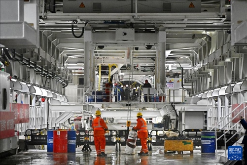 12月30日，建設者在青島膠州灣第二隧道工程南線主線隧道盾構掘進現(xiàn)場作業(yè)。新華社記者 李紫恒 攝