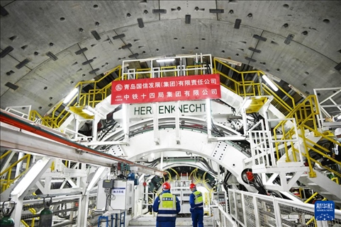 12月30日，中鐵十四局技術人員在盾構掘進開始前檢查“海天號”盾構機。新華社記者 李紫恒 攝
