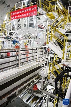 12月30日，建設者在青島膠州灣第二隧道工程南線主線隧道盾構掘進現(xiàn)場作業(yè)。新華社記者 李紫恒 攝