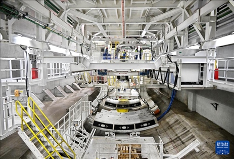 12月30日，建設者在青島膠州灣第二隧道工程南線主線隧道盾構掘進現(xiàn)場作業(yè)。新華社記者 李紫恒 攝