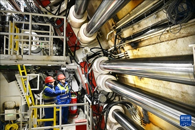 12月30日，中鐵十四局技術人員在盾構掘進開始前檢查“海天號”盾構機。新華社記者 李紫恒 攝