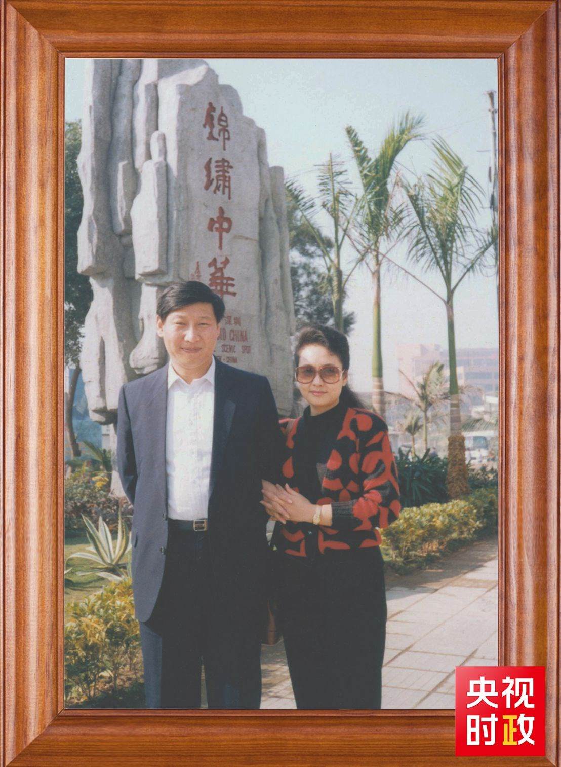 △這是習近平和夫人彭麗媛的合影。這張照片第一次出現(xiàn)在他的書架上。