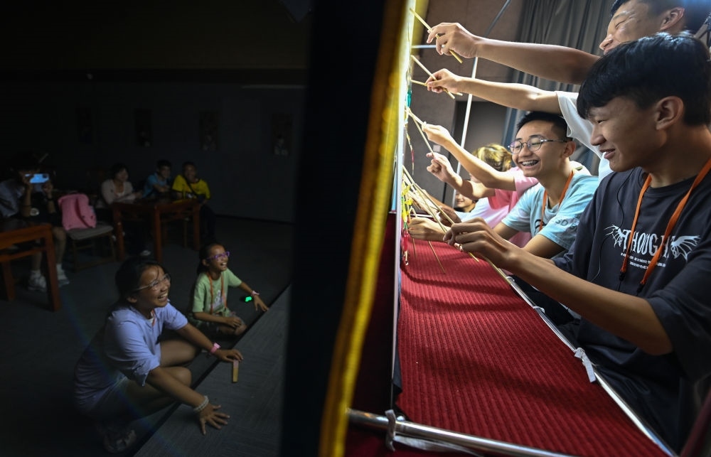 2023年8月8日，進行暑期研學的學生在位于陜西省西安市的中國秦腔藝術(shù)博物館體驗皮影戲演出。新華社記者 鄒競一 攝