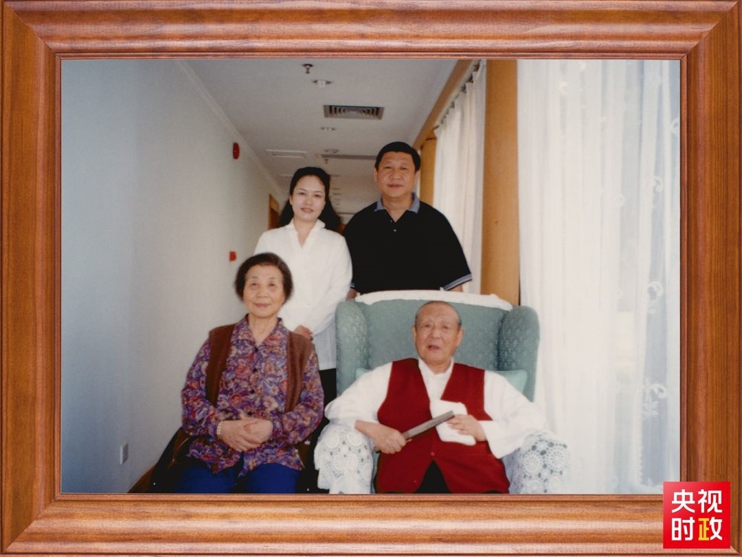 △這是習近平夫婦同父親習仲勛、母親齊心的合影。這張照片第一次出現(xiàn)在他的書架上。