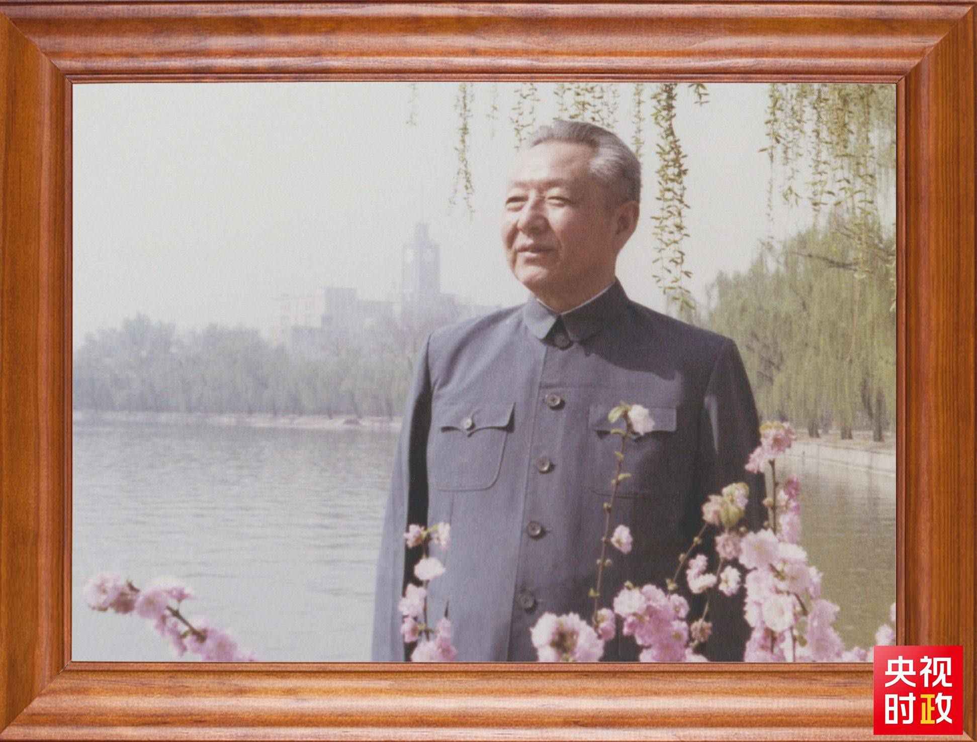 △這是習近平父親習仲勛同志的照片。2023年10月15日，是習仲勛同志誕辰110周年紀念日。這張照片第一次出現(xiàn)在他的書架上。