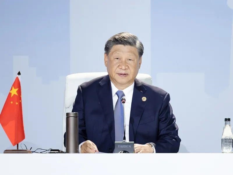 當(dāng)?shù)貢r間8月24日，習(xí)近平主席在南非約翰內(nèi)斯堡出席金磚國家領(lǐng)導(dǎo)人第十五次會晤特別記者會。