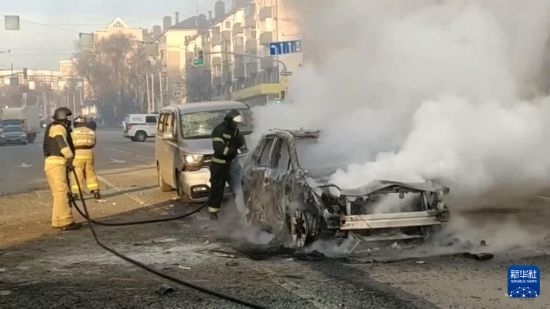 這張俄羅斯緊急情況部12月30日發(fā)布的視頻截圖顯示，在俄羅斯別爾哥羅德市，工作人員在現(xiàn)場救援。新華社發(fā)