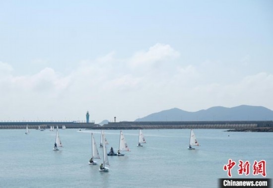 浙江象山，杭州亞運會帆船項目運動員揚帆起航。林波 攝