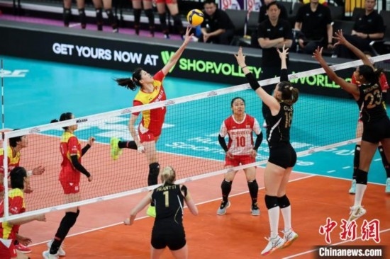 女排世俱杯賽場上，天津渤海銀行女排(紅)對陣巴西海灘女排(黑)。主辦方供圖