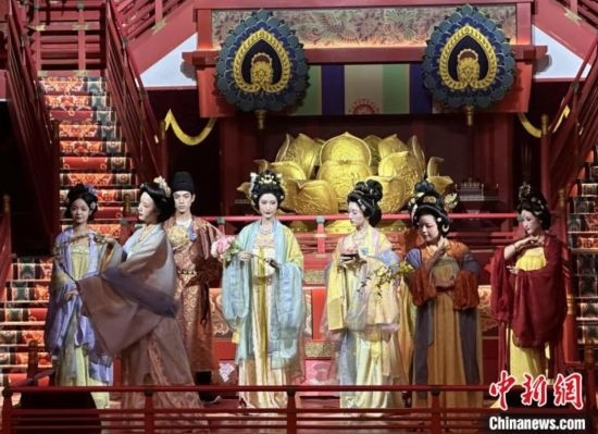 2023年12月31日晚間，在長安十二時辰主題街區(qū)進行的漢服表演。 中新社記者 張一辰 攝