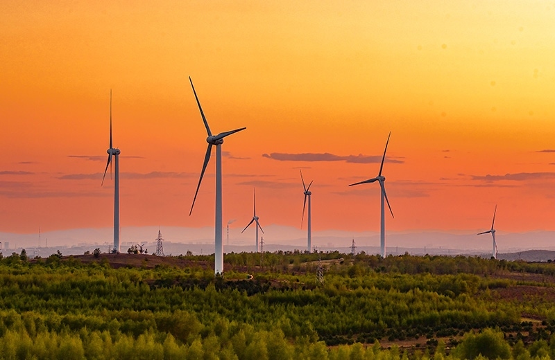 2023年5月23日清晨拍攝的內(nèi)蒙古興安盟烏蘭浩特市呼和馬場風(fēng)力光伏發(fā)電場內(nèi)的風(fēng)機(jī)。