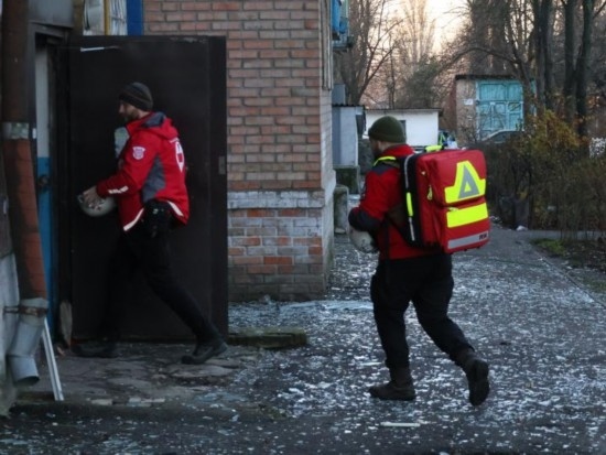  2023年11月25日，烏克蘭紅十字會救援人員在基輔市一棟遭空襲的居民樓實施清理和救助工作。新華社發(fā)（羅曼·佩圖什科夫攝）