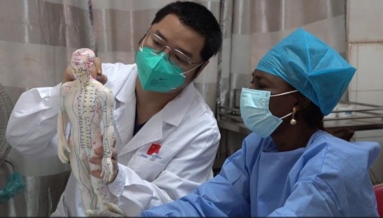 嘉興市中醫(yī)醫(yī)院郝亞波給當(dāng)?shù)刂种v解中醫(yī)經(jīng)絡(luò)。新華社發(fā)