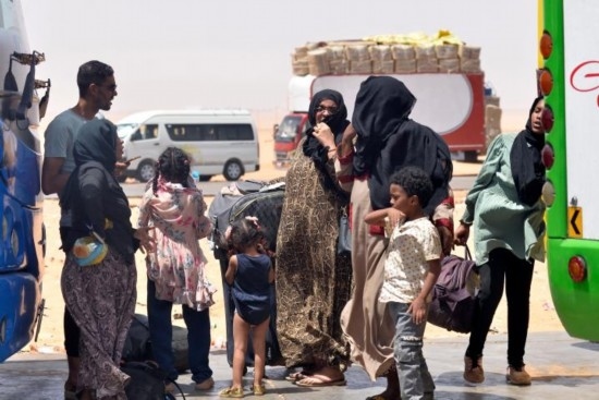  2023年4月27日，在埃及南部與蘇丹交界的阿爾根邊境口岸，人們離開蘇丹進入埃及境內(nèi)。新華社發(fā)（拉德萬攝）