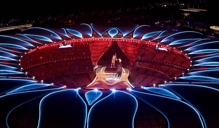 2023年9月23日，最后一棒火炬手汪順和數(shù)字火炬手在杭州亞運(yùn)會開幕式上點(diǎn)燃主火炬。新華社記者 程婷婷 攝