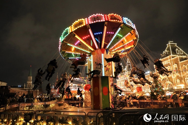 位于莫斯科紅場中央的“古姆”新年集市。人民網(wǎng)記者 隋鑫攝