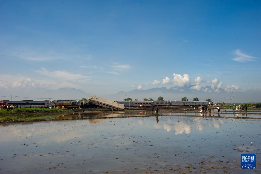 ?這是1月5日在印度尼西亞西爪哇省拍攝的列車相撞事故現(xiàn)場。新華社發(fā)（塞提安賈爾攝）