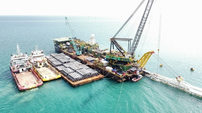 印尼拉維拉維項(xiàng)目52英寸海管拖拉頭準(zhǔn)確抵達(dá)登陸點(diǎn)。主辦方供圖