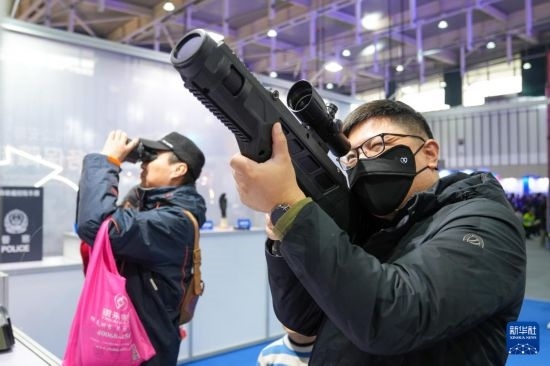 1月6日，觀眾在警營開放周活動現(xiàn)場體驗警用激光炫目槍。