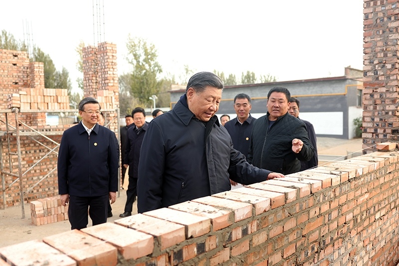 2023年11月10日，習(xí)近平總書(shū)記在河北保定涿州市刁窩鎮(zhèn)萬(wàn)全莊村房屋重建施工現(xiàn)場(chǎng)考察。