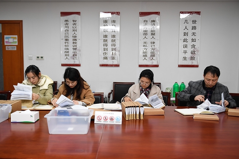 2020年1月8日，浙江寧波市北侖區(qū)紀(jì)委工作人員在檢查北侖區(qū)大數(shù)據(jù)發(fā)展管理中心2019年的公款消費(fèi)票據(jù)，查找是否存在違規(guī)問(wèn)題。