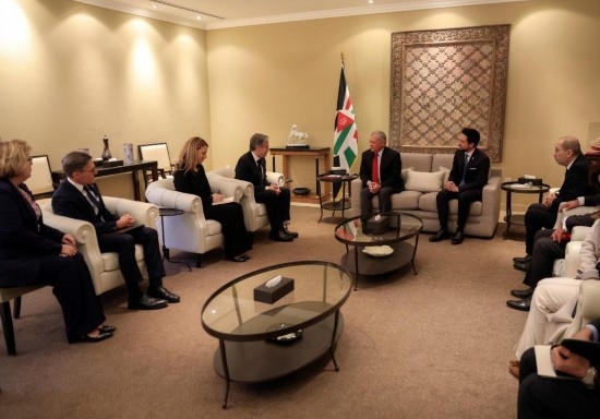 1月7日，約旦國(guó)王阿卜杜拉二世（中右）在安曼會(huì)見(jiàn)到訪(fǎng)的美國(guó)國(guó)務(wù)卿布林肯（中左）。新華社發(fā)（約旦王宮供圖）