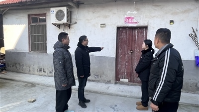  圖②：法官勘察訟爭(zhēng)房產(chǎn)。