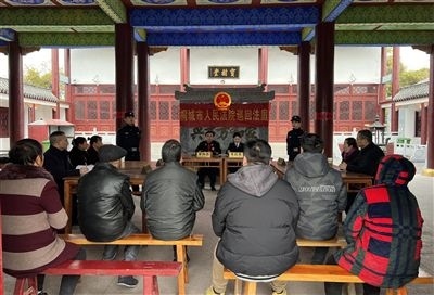  圖③：庭審在謝氏祠堂內(nèi)進(jìn)行。