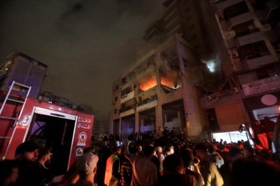 1月2日，人們聚集在黎巴嫩貝魯特南郊的以色列無(wú)人機(jī)襲擊現(xiàn)場(chǎng)。新華社發(fā)（比拉爾·賈維希攝）