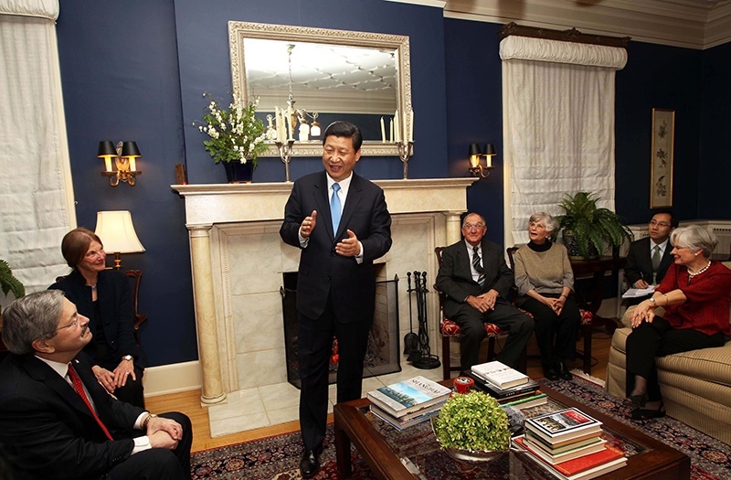 習(xí)近平2012年訪美時與老朋友敘舊場景。