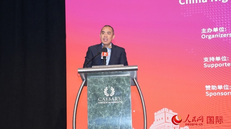 內(nèi)華達州副州長辦公室幕僚長魯?shù)稀づ撩鲌D安在論壇致辭。人民網(wǎng)記者 鄧圩攝