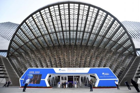 2023年10月30日，參會(huì)嘉賓步入長(zhǎng)沙國(guó)際會(huì)議中心。當(dāng)日，以“全球發(fā)展 共享安全”為主題的博鰲亞洲論壇全球經(jīng)濟(jì)發(fā)展與安全論壇第二屆大會(huì)在湖南長(zhǎng)沙開幕。新華社記者 陳振海 攝