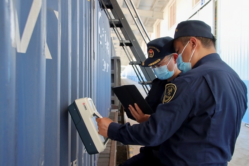 海關(guān)關(guān)員使用手持式輻射探測儀對中老鐵路入境貨物進行檢測。張釋巍攝