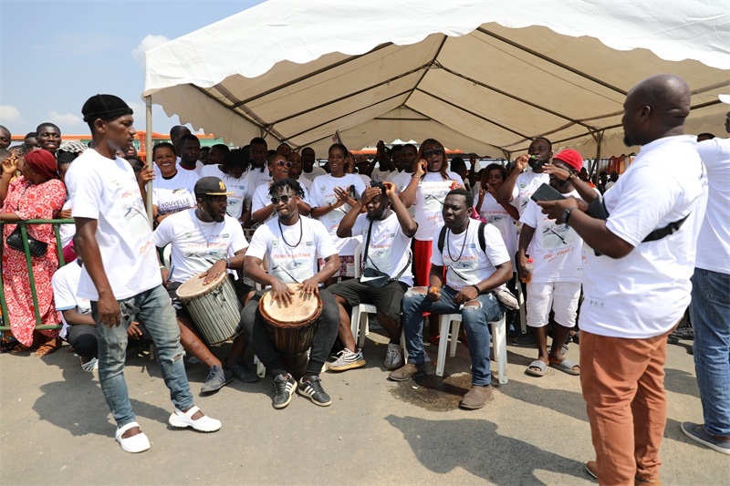 當(dāng)?shù)孛癖姂c祝通車。中建國際中西非公司供圖。